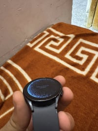 ساعه سامسونج واتش 5 برو اصليه بيها كسر ب شاشه بس ما ماثر عليها ابد لان...
