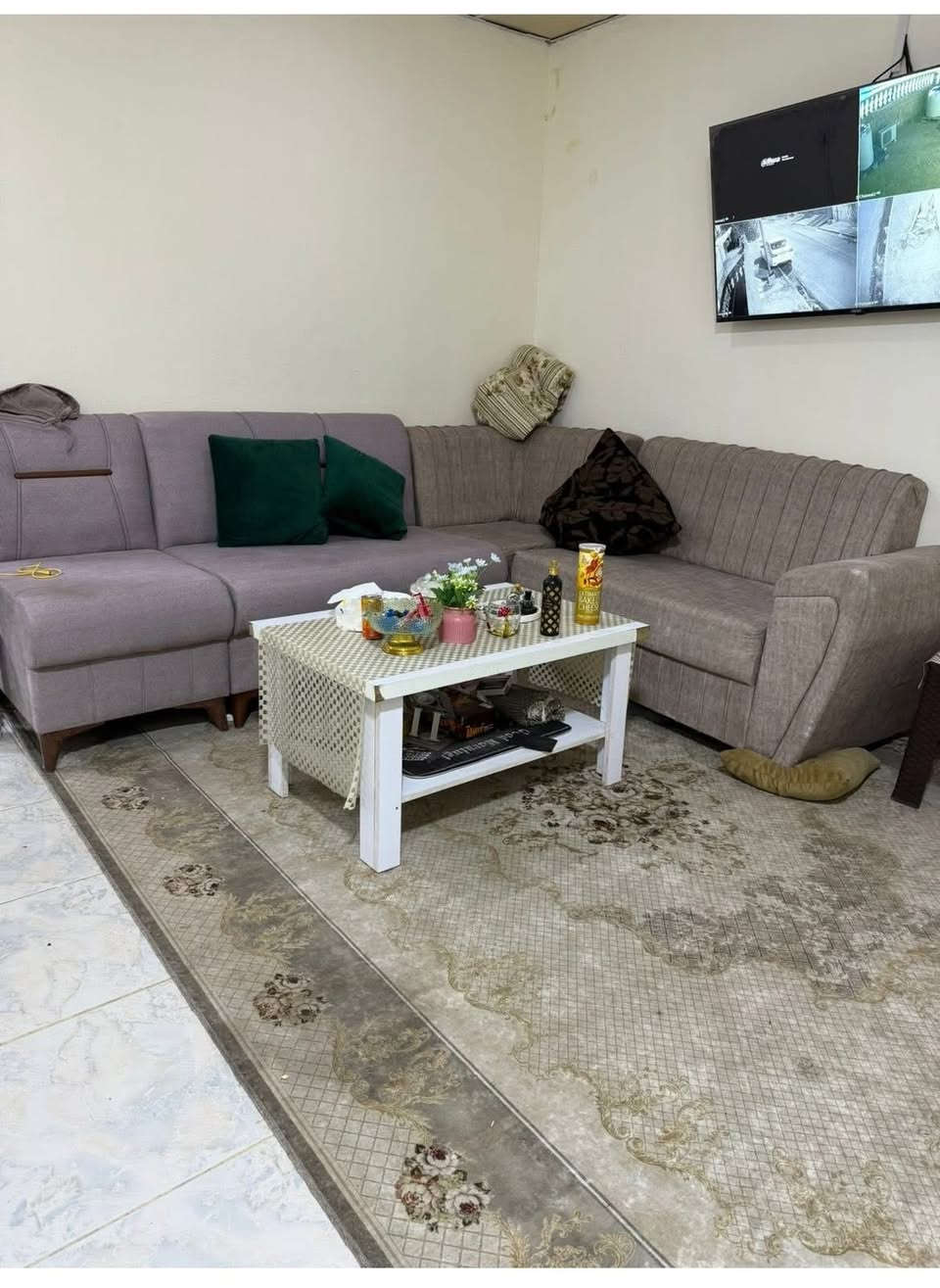 شقه للايجار 
طابق اول درج معزول
الجمعيات شارع مستشفى ابن البيطار
غرفه ومطبخ وحمام وصطح
مطلوب عائله صغير 
الشقه بدون اثاث
الاجار 400 قفل شامل ماء وكهرباء
***********
