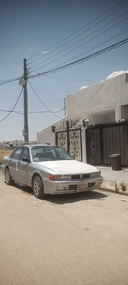 مستەربۆشی گلاند مۆدێل 1991مەکینە 37 سەیارەیەکە مالی دۆستە بێ کێشەو بێ مەسرەف گێر و مەکینە و بەناوکردن بەشەرتە بەس بەدەنەی گۆراوە.لێدرانی لە سەکن کەمەکی هەیە تەبرید مەرکەزی چوار جام کارەبای سعری 39مەجال *********** أربيل, العراق
