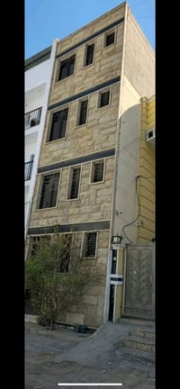 يتوفر شقتان  للايجار عوائل فقط الطابق الارضي والطابق الاول تحتوي الشقه...