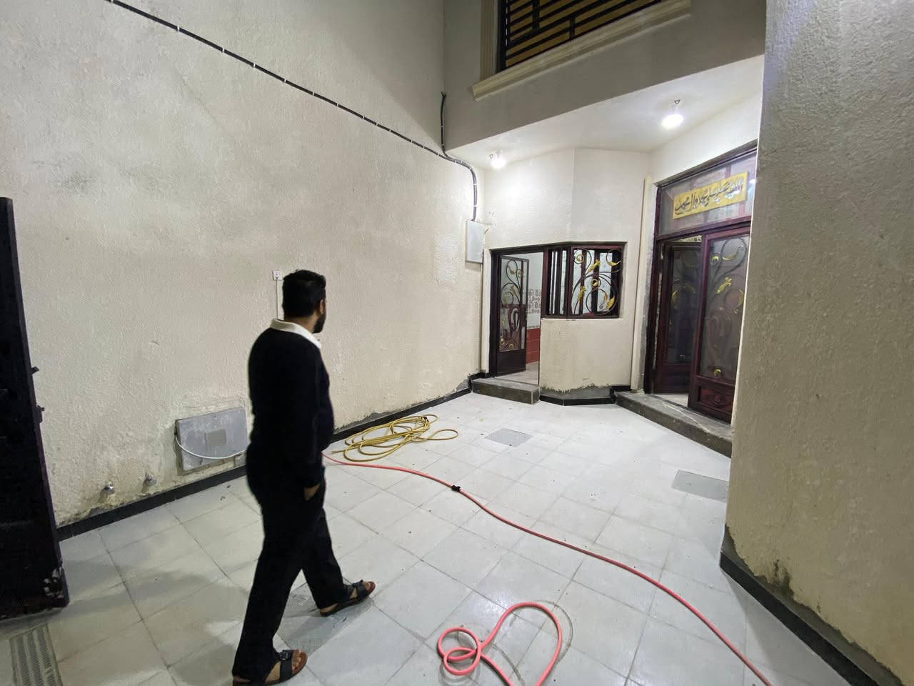 السلام عليكم بيت للبيع في دور الشرطه قرب المعارض بيت مساحه200م حديث باقي (تشطيبات الحمامات فقط) بيت طابقين الطابق الارضي كراج+صاله+ديوان+غرفه+صحيات داخل وخارج الطابق الثاني3غرف نوم+صحيات(3غرف نوم سويت) سعرالبيت230 وقابل للتفاوض بالخدمه للاستفسار واتساب واتصال ***********
