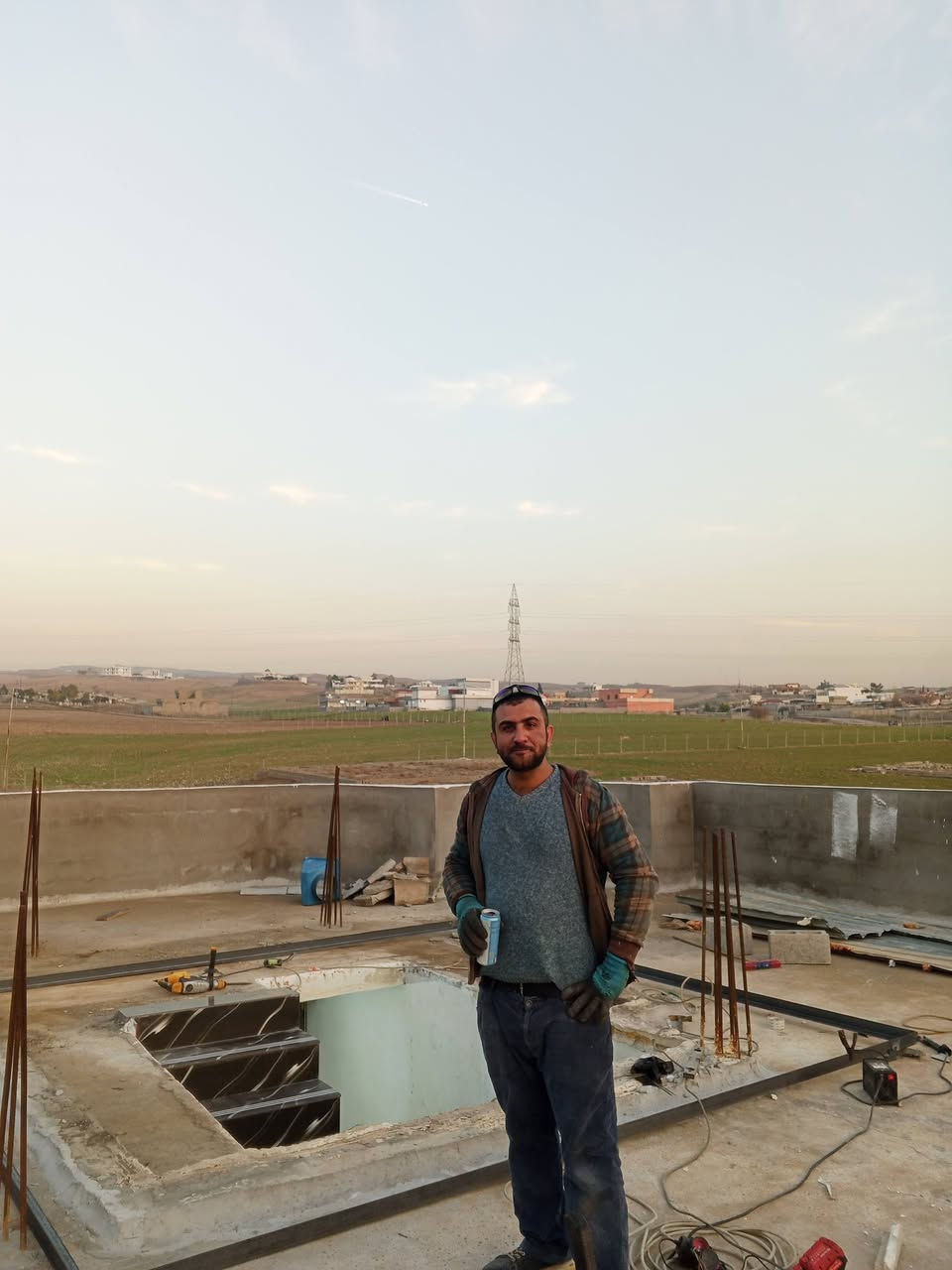 سلام عليكم اني شاب من بغداد شتغل حداد متنقل وجوال سعر الكرفان المتر 25الف ابكل مكان  هذا رقمي ***********
