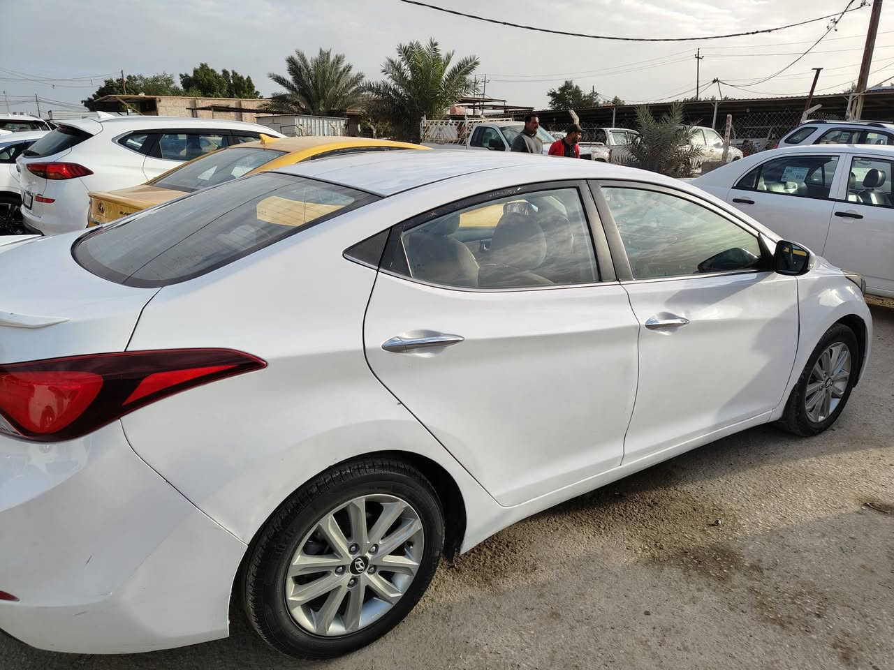 سيارة هيونداي النترا موديل 2016 رقم كربلاء الرقم الجديد بأسمي السيارة فول فتحة إشارة بالمري شاشة و كاميرا تخم تاير جديد محرك 1800 السيارة ماشيه 138 الف بيها باب مبدل الصدر  ومصبوغ وباب الخلفي مصبوغ وجاملغ الامامي بارد
 السعر 128 وبيها مجال رقم الهاتف ***********
