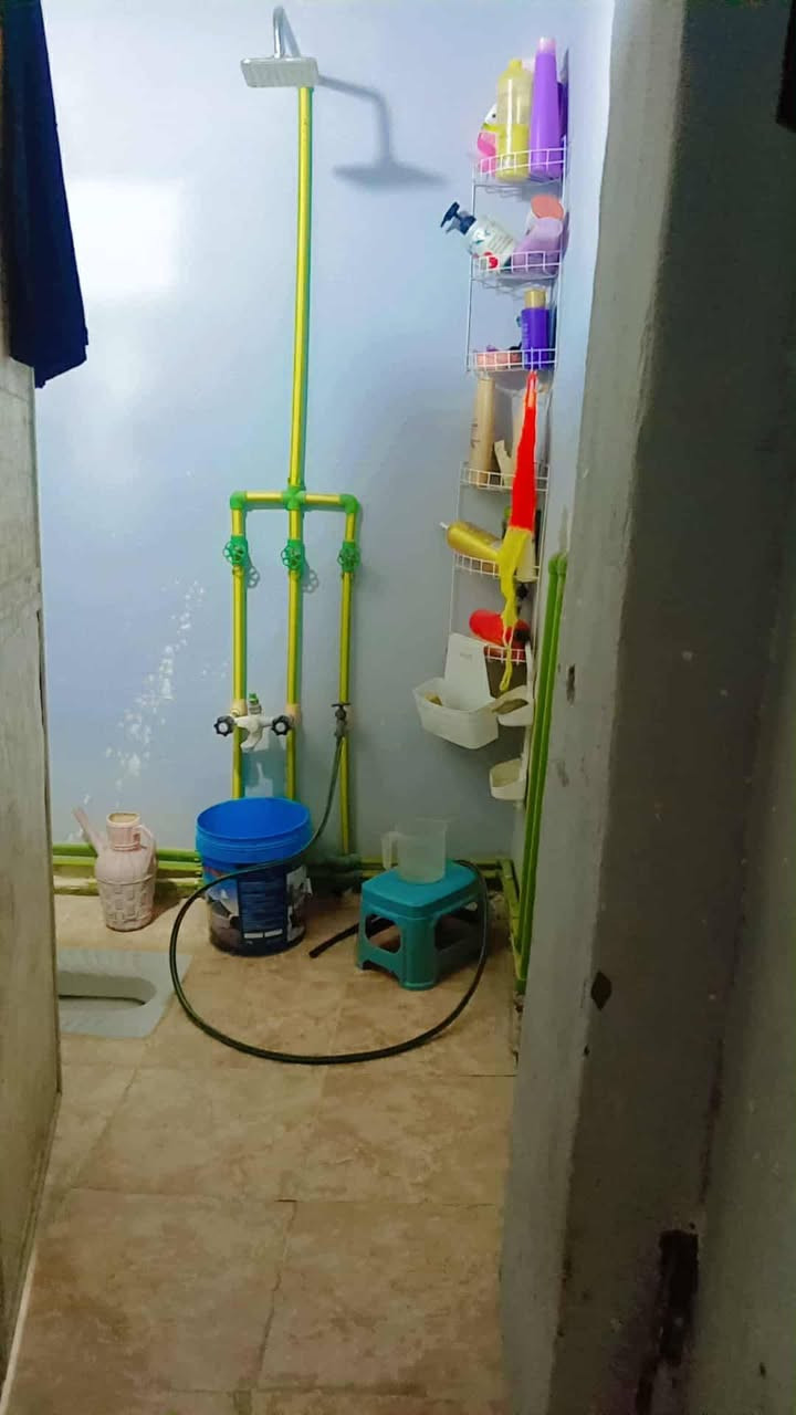 سلام عليكم بيت ٥٠ متر
يتكون من غرفه وصاله ومطبخ وصحيات داخل وخارج
بناء بلوك سكف عكاده
بيت كما موضح بالصوره
مكانه شارع المطار مقابل حي العسكري مجاور مدرسه در النجف
السعر 17  الاستفسار
*********** / واتساب
