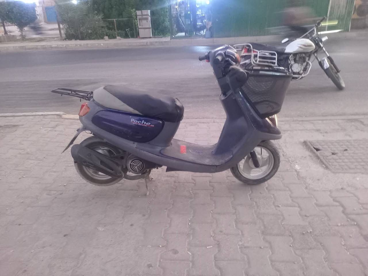 🛵 دراجة منغولي (بوش - Poche) للبيع 🛵
لأصحاب النظيف واليدور دراجة مال عمل ومكفولة، دراجة منغولي جاهزة من كلشي وما تحتاج أي مصاريف:
✨ المواصفات والمميزات:
• الوضعية: شغالة كاملة وبوضع مميز وجاهزة للتجول.
• الكهربائيات: شغالة 100% (لايتات، إشارات، وكلشي تمام).
• النظافة: مثل ما واضحة بالصورة 
💰 السعر:
• السعر: 300 ألف وبيه مجال بسيط 
📍 العنوان والمكان:
• كربلاء المقدسة - حي العسكرية (العابد) - قرب سيد محمد.
📞 للتواصل والاستفسار:
• رقم الهاتف: ***********
• ملاحظة: متواجد واتساب فقط، يرجى عدم المراسلة على الخاص بالفيسبوك لعدم التواجد عليه.
الدراجة مال شراي، الي يعجبه يتفضل واتساب أو يتصل وتدللون! 😉
