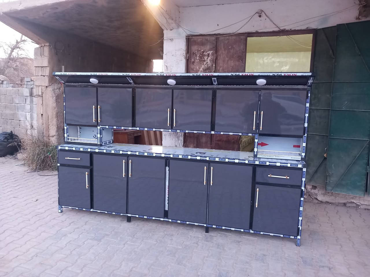 معرض ومعمل الاخوين لبيع وشراء الاثاث الجديد والمستعمل عمل انواع المطابخ والكاونترات حسب طلب الزبون انواع الجزامات ولدواليب  والكناتير الامنيوم يوجد اقصاد على مدار  6 اشهر اي موديل بالك بس دز الصور والقياس واحنه حاضرين العنوان الانبار القائم مقابل مركز الشباب هاتف ***********
