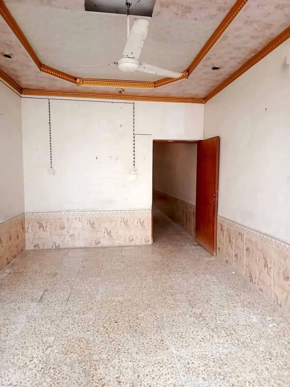 للبيع بيت 100 متر شارع 10 خلف التجاري بداية الشريط قطاع 76  قرب شارع البوريات حي ميسان يحتوي على غرفة و صالة و مطبخ و استقبال و صحيات داخلية و خارجية السعر 110 وبي مجال للاستفسار اتصل ***********
