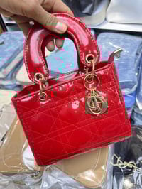 أجمل الموديلات ديور متوفر بألوان احمر والأسود الحجم الصغير السعر القطع...