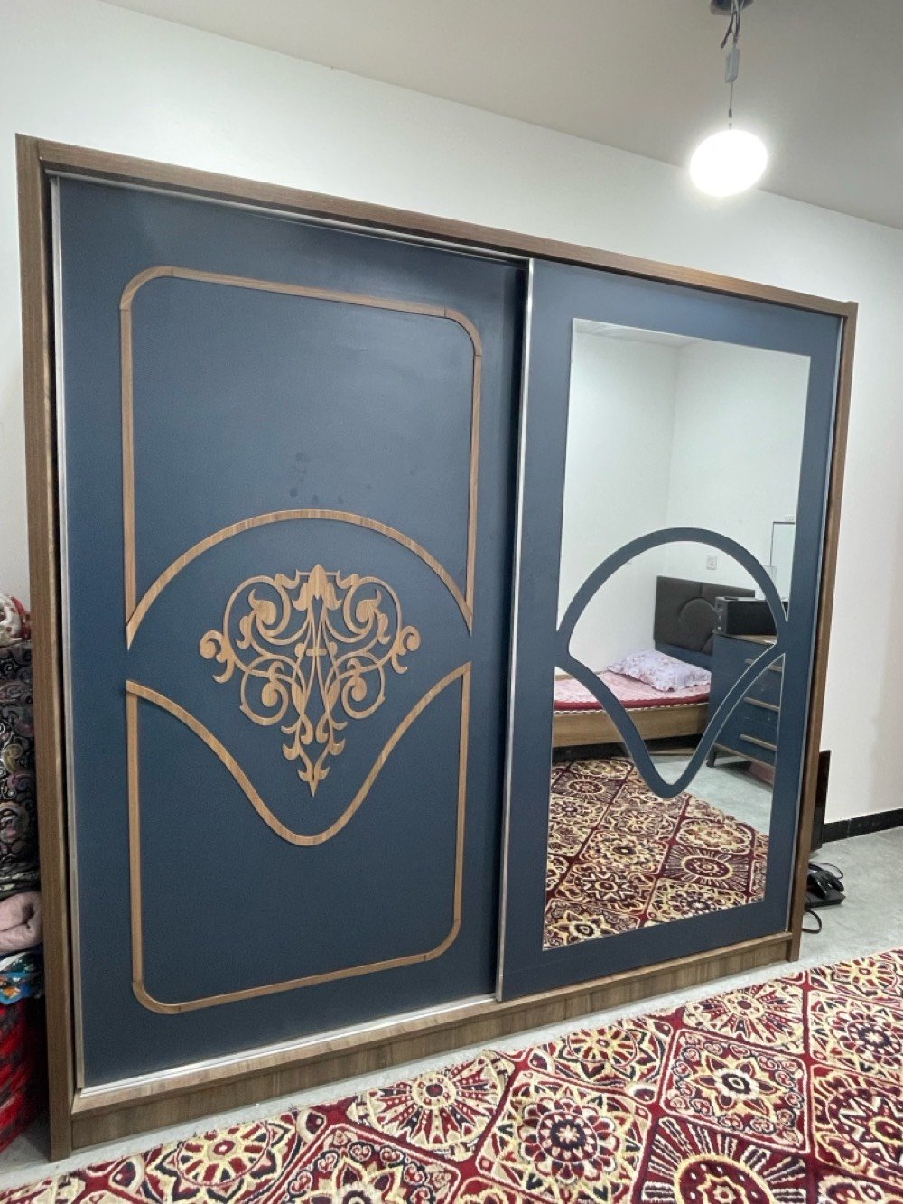 ثلاث غرف نوم تركية 
. الغرفة الاولى الزرقة الشبابية تحتوي ؏ سرير واحد وميز صغير وميز كبير وكنتور بابين
. الغرفة الثانية الوردي تحتوي ؏ سرير عدد ٢ وميز صغير وميز كبير وكنتور بابين
. الغرفة الثالثة تحتوي ؏ سرير عدد ٢ وميز صغير وميز كبير وكنتور بابين 
ابيعهن كلهم جره وحده ؏ مليون ثلاثتهم وبي مجال انزل من السعر للي جاد فعلًا يشتري