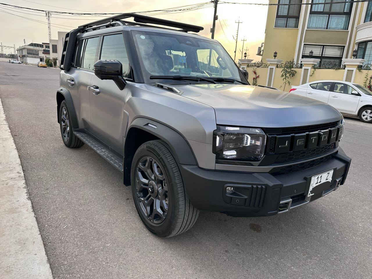 جيتور T2 2025
جيتور T2 2.0L LUXURY

الموديل: 2025 (هارلم)
العداد: 11,000 كم قابل للزيادة 

اللون: السلفر (المات المميز) داخل زيتوني

المحرك: 4 أسطوانات L 2.0 تيربو 254 حصان حقن مباشر
عزم الدوران (نيوتن-م): 390
ناقل الحركة: اوتوماتيكي دبل كلاتش من 7 سرعات
نظام الدفع: نظام دفع رباعي متطور من BorgWarner

الضمان الأساسي: 6 سنوات وعداد كيلومترات مفتوح
ضمان المحرك: 10 سنوات او 1،000،000 
بعدها داخل الضمان و الصيانة كلها داخل الشركة 

المواصفات:

*فتحة سقف بانوراما 1.1م
*إطارات قياس 20 إنچ
*الصندوق شفط
*الشباك الامامي المضاء  بجيتور 
*مثبت سرعة مع رادار تفاعلي
*نظام القيادة شبه الذاتية
*نظام الكبح التلقائي في حالة الطوارئ
*نظام تحذير الاصطدام الامامي والخلفي
*كاميرات محيطية 540 درجة
*حساسات أمامية وخلفية
*نقطة عمياء
*نظام تحذير مغادرة المسار
*نظام المساعدة للبقاء في المسار
*شاشة التحكم بقياس 15.6 إنچ
*شاشة القيادة بقياس 10.25 إنچ
*نظام صوتي متطور 12 سماعة من Sony
*نظام أبل كاربلاي وأندرويد أوتو لاسلكي
*نظام اوامر و تحكم صوتي
*مقصورة الركاب من الجلد الفاخر والكنتارا
*مقعد السائق والراكب كهربائي
*مقاعد السائق والراكب مبردة
*مقاعد السائق والراكب مزود بذاكرة لحفظ 3 وضعيات الجلوس
*إنارة ترحيبية مع إنارة محيطية متعددة الالوان
*عتبات الأبواب مضيئة
*مصابيح أمامية وخلفية أوتوماتيكية LED 
*التكيف التلقائي للضوء العالي
*نظام تقليل الضجيج النشط مع زجاح مزدوج
*المرايا الجانبية قابلة للطي كهربائياً ومدفئة
*دخول ذكي و تشغيل عن بعد
*خاصية إغلاق نوافذ وفتحة السقف عن بعد
*شاحن هاتف لاسلكي سريع
*نظام تنقية الهواء PM2.5 وفلتر N95
*مسند الذراع الوسطي مع ثلاجة
*انماط قيادة متعددة للطرق الوعرة
*وسائد هوائية امامية و جانبية عدد 6
*ماسحات الزجاج الأمامي مع حساس للمطر
*دوسات جانبية
*نظام الفرامل الأوتوماتيكي Autohold
*نظام التحكم بنزول المنحدرات
*نظام المساعدة لصعود المرتفعات
*نظام مراقية ضغط الاطارات

مكان السيارة بغداد / مجمع نجمة بغداد
رقم صاحب السيارة 
 ***********

السعر :: اطلبه بالتعليقات يصلك خاص 📩

#ادارة_الصفحه ⚡

ملاحظه / 🔴
مدير الصفحه غير مسؤول عن بيع وشراء واصوليات السياره نحن صفحه لعرض السيارات فقط.
