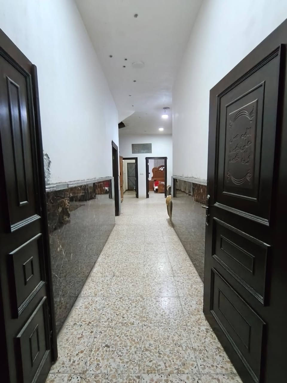 بيـت في منـطقت البـهادريه 
طـابو زراعـي صـرف  بنا حديث 
مساحه البيت 286 متر 
يحتوي ع غرفتين  وحمام 2 
ديوانيه  خارج البيت وكراجين 
 بي مطبخ حار ومطبخ بارد مناو ثنين
بنـا طابوك بيت قاط واحد مشتغلين بل طابق ثاني بي هياكل   قليل 
يبـعد عن تبليط 50 مـتر ولشارع الفرعي 8 مترات الرئيسي 15 متر 
السـعر 175 وقـابل التفاوض  رقم الهاتف *********** شريحه 
واتساب ***********

