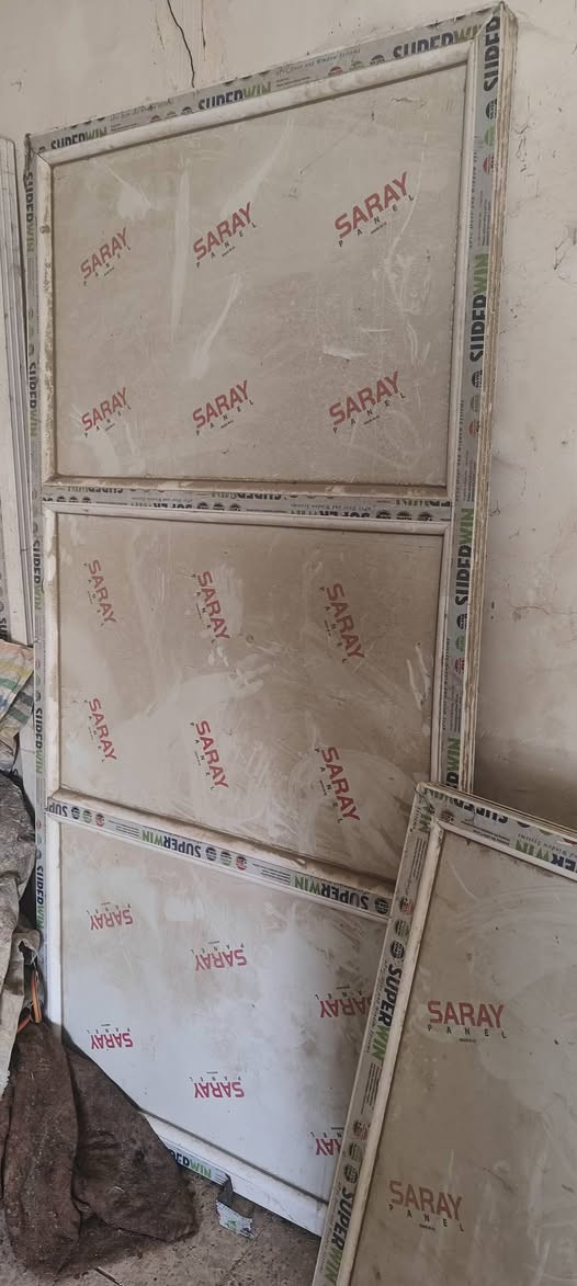 السلام عليكم قواطع pvc شغل درجه اولى غير مستخدم قياس متر في متر ركنين وقبق بسعر مناسب جدا ***********
