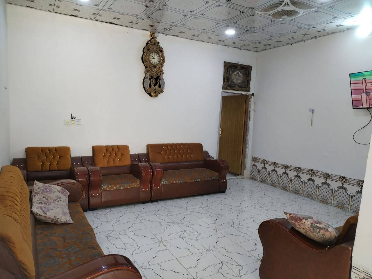 يالله) بيت للبيع جاهز مجهز سيراميك بورسلين مساحة البيت 115 متر يتكون لبيت من غرفة نوم كبيره وصاله ومطبخ وصحيات وطارمة كبيره ماء وكهرباء وتبليط لباب لبيت يعني جميع الخدمات متوفره البيت يصلح سكن او حسينيه العنوان كربلاء طريق نجف كربلاء عمود 900 الشارع زوار كلش قريب علي للأستفسار ***********
