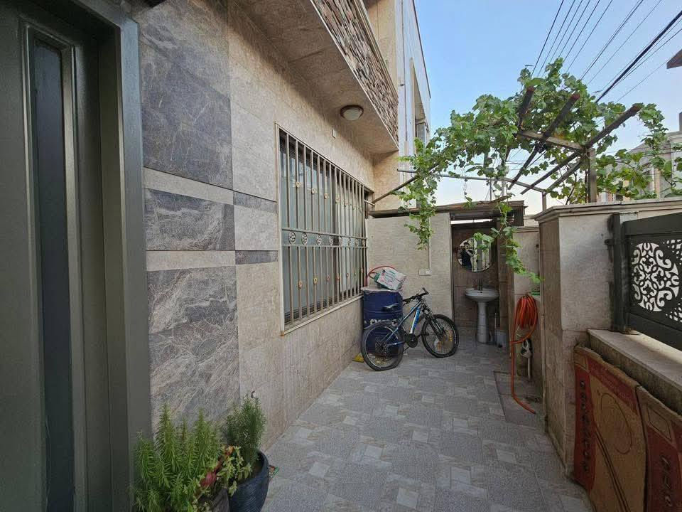 #اربيل_الجديده
بیت للبیع في منطقة أربیل جدیدة ( هولیري نوي ) 
٢٠٠ متر    
خلف مستشفی CMC
٥ نوم ( نومین سویت ) 
٤ حمام 
مطبخ حار و بارد 
اتجاه غروب 
السعر16دفترونص وبه مجال

￼⁨***********
***********
