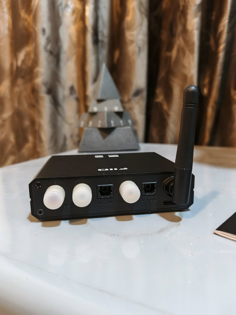 السلام عليكم ورحمة الله وبركاته
عندي هذا الجهاز و الكيبل للبيع جدد غير مستخدمات 

هذا الجهاز هو FiiO BR13، وهو باختصار عبارة عن مستقبل بلوتوث عالي الدقة (Hi-Res Bluetooth Receiver). وظيفته الأساسية هي تحديث أنظمة الصوت القديمة وتحويلها إلى أنظمة ذكية تدعم البلوتوث بأعلى جودة ممكنة.
جهاز جديد غير مستخدم


**إذا كنت صاحب هذا الإعلان وتريد حذفه لأي سبب، رجاءا أرسل رسالة إلى الدعم الفني**