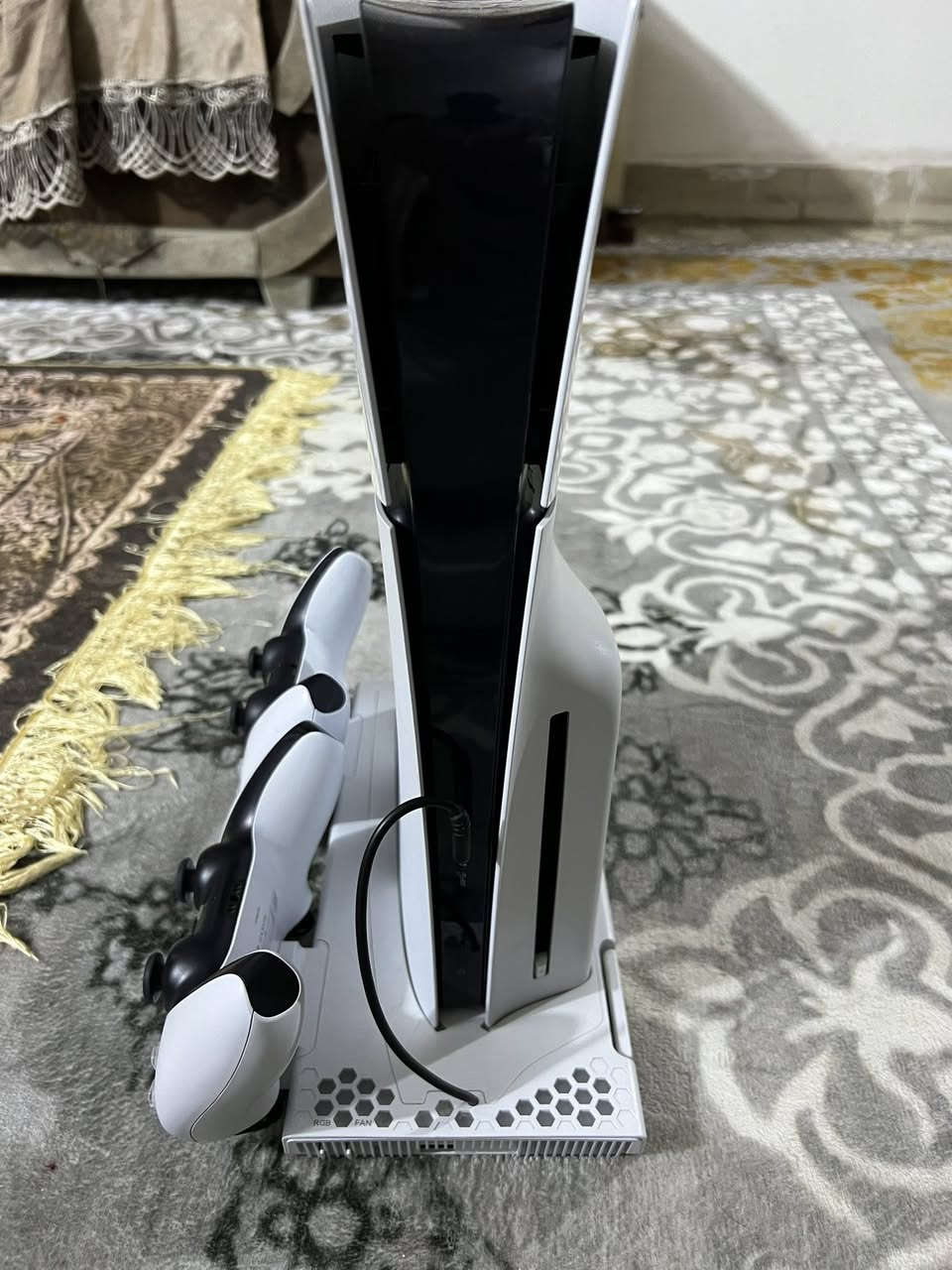 بلي فايف سلم ذاكرة 1 تيرا
نظافة عالية مثل ما واضح بالصورة

كرتونة مالته موجودة ايضاً 

جوستكات عدد 2 أصليات 

قاعدة تبريد و اضاءة RGB

جهاز غير مفتوح ولا مصلح على فحص

معه حساب داخله فيه العاب مثل فيفا 25 و لعبة بايونيتا و لعبة Unravel Two

معه ايضا قرصين لعبة GTA 5

و قرص Rayman Legends
 {سعر 725 الف}


**إذا كنت صاحب هذا الإعلان وتريد حذفه لأي سبب، رجاءا أرسل رسالة إلى الدعم الفني**
