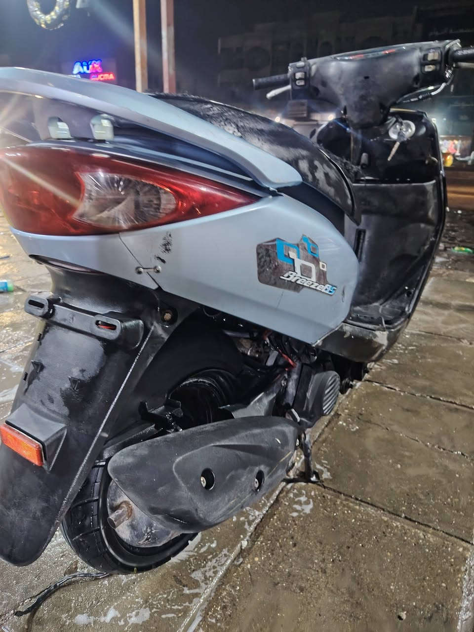 سلام عليكم دراجه بريز للبيع كلشي مابيها مكينه مكفوله وشلعه كلش قويه كهربائيات كلها شغاله بس الدشبول تجاري وكابريتر تجاري بس نضيفه درجه اولئ السعر 600 وبيها مجال بصيط عنواني الشعب مقابيل سوق اربعتالاف رقمي ***********
