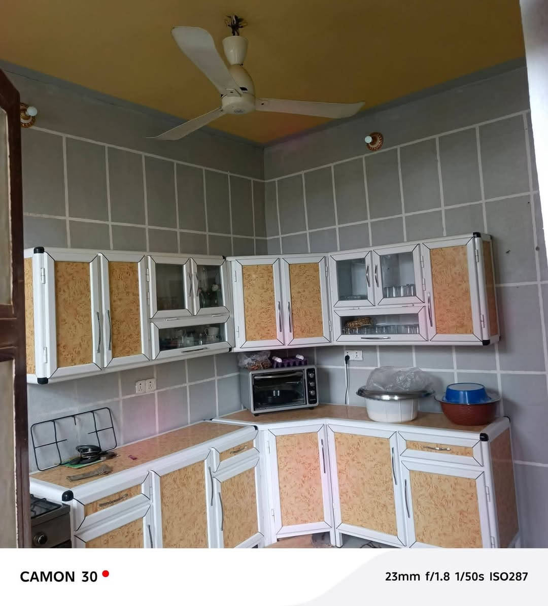 للبيع او مراوس بيت في كنسوريتكون من استقبال 6*4ومطبخ وصالة كبيرة وغرفتين نوم 4*4للاستفسار ع الصفحة أو ع ***********
