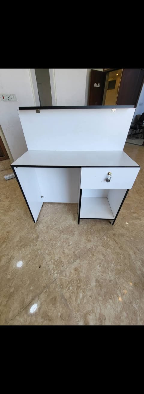 ميز مكتبي #تفصال جديد غير مستعمل للبيع
مكاني حله شارع الجمعيه
***********
