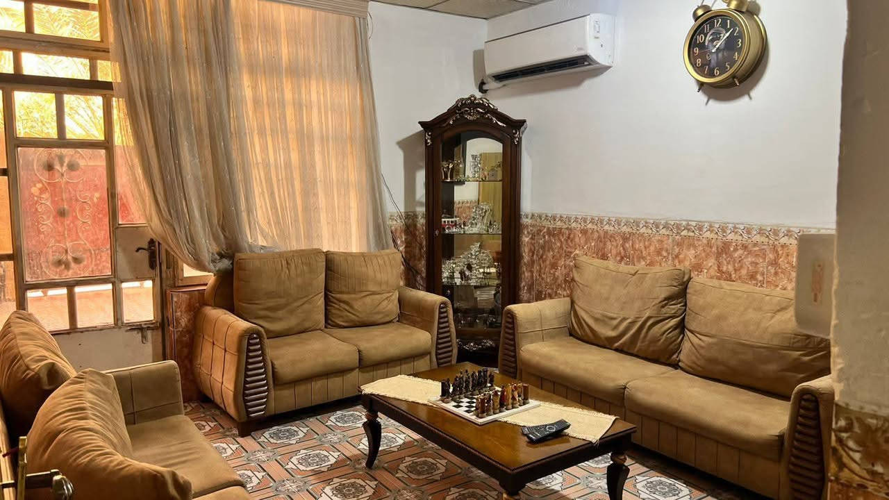 باليوم الأسود… العقار يبقى القرش الأبيض
🏠 بيت للبيع – بعقوبة / حي المعلمين
💰 السعر: 135 مليون (حقيقة وليس وهم)
بيت طابقين جاهز للسكن
📍 الموقع: بعقوبة – حي المعلمين – قرب مدرسة العدنانية
📐 المساحة: 128 متر
📏 الواجهة: 6.25 متر
📐 النزال: 20 متر
⬆️ البيت عالي من التبليط
🚗 راجع عن الشارع + حوش خارجي يكفي لدخول سيارة داخل البيت
✨ تشطيبات ومواصفات البيت:
البيت جاهز سيراميك كامل
سقوف ثانوي
الخارج نثر
البيت حلو من الداخل ويفتح النفس
👨‍👩‍👧‍👦 الفرع أغلبه سكن أساتذة، مهندسين، دكاترة – طبقة راقية
🏗 سنة البناء: 2012
🔹 تفاصيل الطابق الأول:
استقبال
صالة
مطبخ
غرفة نوم
صحيات
🔹 تفاصيل الطابق الثاني:
غرفتين نوم
مطبخ
صحيات
✅ البيت جاهز للسكن
📄 تحويل مباشر
📞 للاستفسار: ***********
