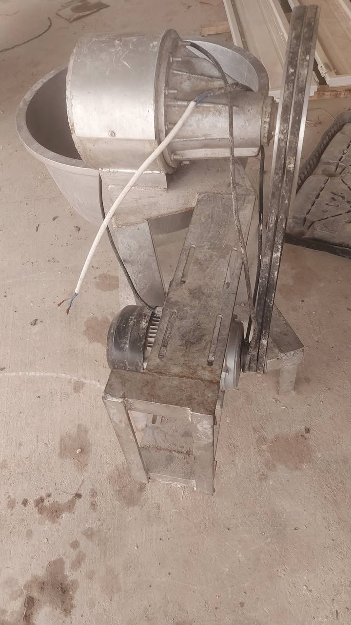 سلام عليكم
للبيع عجانه ام الكيس يعني 50 كيلو 
ماطو سنكل فيز نحاس 
جدر فافون ثقيل 
مكانها راوه 
للاستفسار ***********
