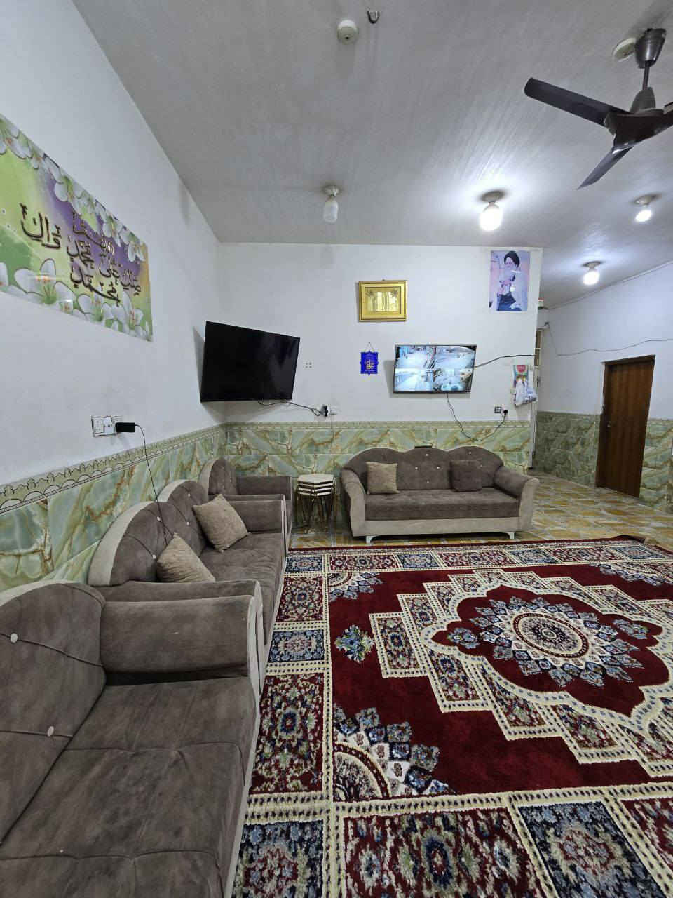 سلام عليكم. دار للبيع المساحه 200 م المكان كوت حي الحوراء بالولى نزلت الشهداء قرب مدرسه المتفوقين ومنطقه مخدومه. موقع الدار شارع رئيسي وليسى فرعي يحتوي الدار ع غرفتين وصاله و مطبخ وستقبال. البناء 2017 طابق الارضي الجدارن كلها سيراميك اما لارضيه كاشي مطعم بمرمر جلي موقعي. طابق الثاني فقط الصاله.. مطلوب اسكان مقارب 5 ملاين.
***********
