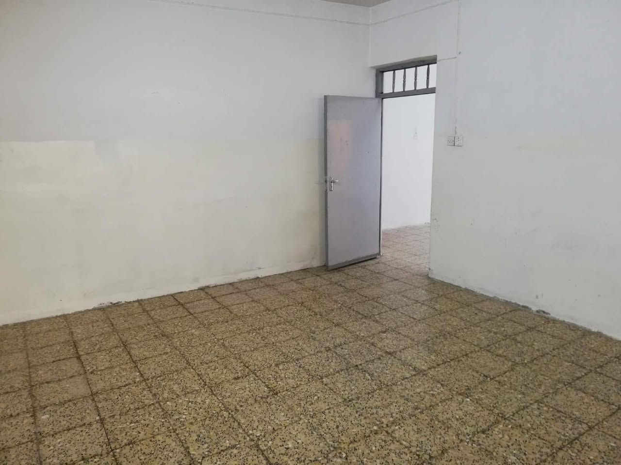 دار للايجار حي الوحدة سايدين السبعاوي بالقرب من مستشفى السلام مساحة الدار 250متر 
غرفتين نوم هول حمام مطبخ استقبال 
 ملاحظه من ضمن الدار محلات ماجره 
للاستفسار الاتصال على الرقم 
***********
