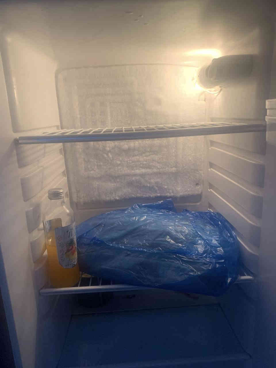 ثلاجة حجم وسط تبريدها ثلج ومنزل درجتها 
العام اشتريتها وهس عندي بالشقه غيرها ف للبيع السعر ١٥٠ 
رقمي واتساب *********** 
عنوان معملجي خلف كلية الصفوه
