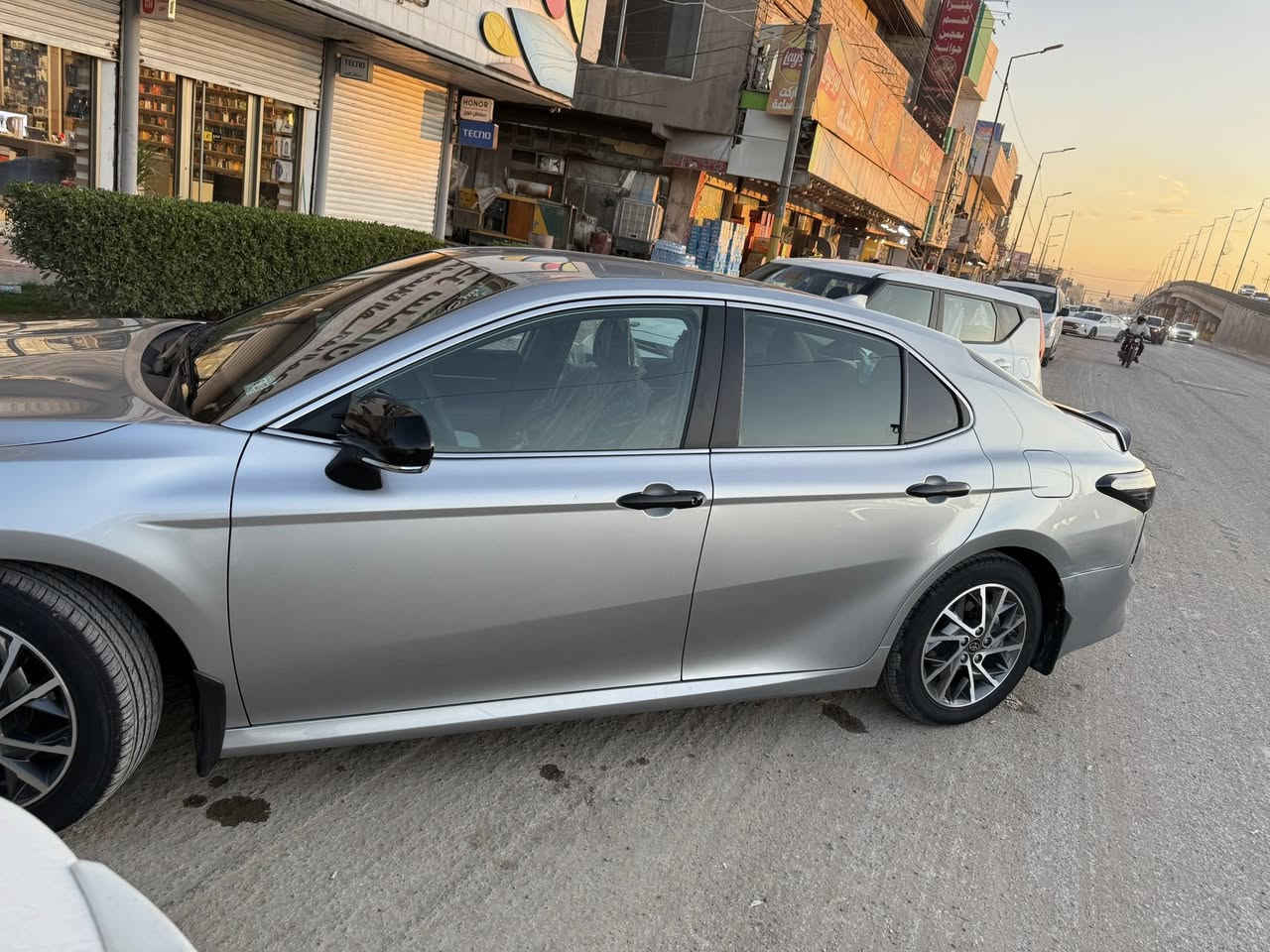 تويوتا كامري 2022 Le هايبرد
السياره حادث خلفي موضح بالصور البجم كبس بلادي شركه السياره جديده وما بيه نقص برغي السياره ماشيه 43 الف كيلو متر وقابل للزياده تخم تاير جديد 
المواصفات 
بصمه تشغيل عن بعد 
كرسي السايق كهرباء 
سايد بريك كهرباء 
تدفئه كشنات 
بگ لايت ليد متغير 16 لون وبيه هواي مودات 
اوتو هولد 
تحديد مسار 
نقطة عمياء 
رقم السياره بغداد مكاني الحلة 
للاستفسار واتساب او اتصل على الرقم ***********
