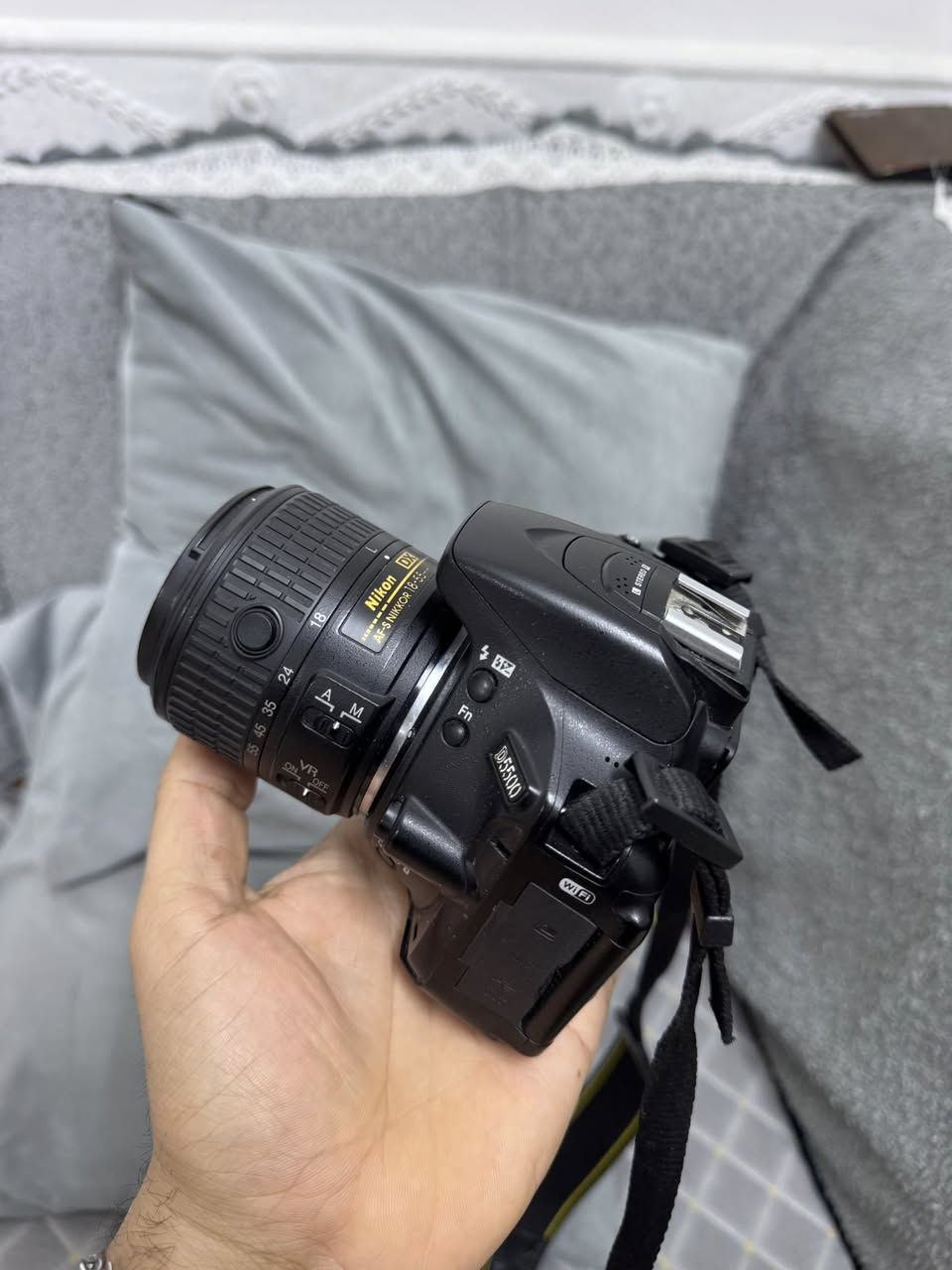 📸 للبيع: Nikon D5500 

📌 المواصفات :

• عداد الشتر: 21 ألف لقطة فقط (عمر افتراضي طويل جداً).

• الشاشة: لمس (Touch) متحركة 360 درجة (قلابة بجميع الاتجاهات).

• العدسة: الأصلية (18-55mm) مزودة بـ VR مانع اهتزاز.

• التركيز: نظام فوكس (Auto/Manual) مع قفل للعدسة.

• المميزات: دقة 24.2 ميكابكسل + نقل صور للموبايل (SnapBridge/Wi-Fi).

🎒 الملحقات:

• شاحنة + بطارية أصلية.

• رام ذاكرة تخزين٣٢

السعر ٤٥٠ الف


**إذا كنت صاحب هذا الإعلان وتريد حذفه لأي سبب، رجاءا أرسل رسالة إلى الدعم الفني**