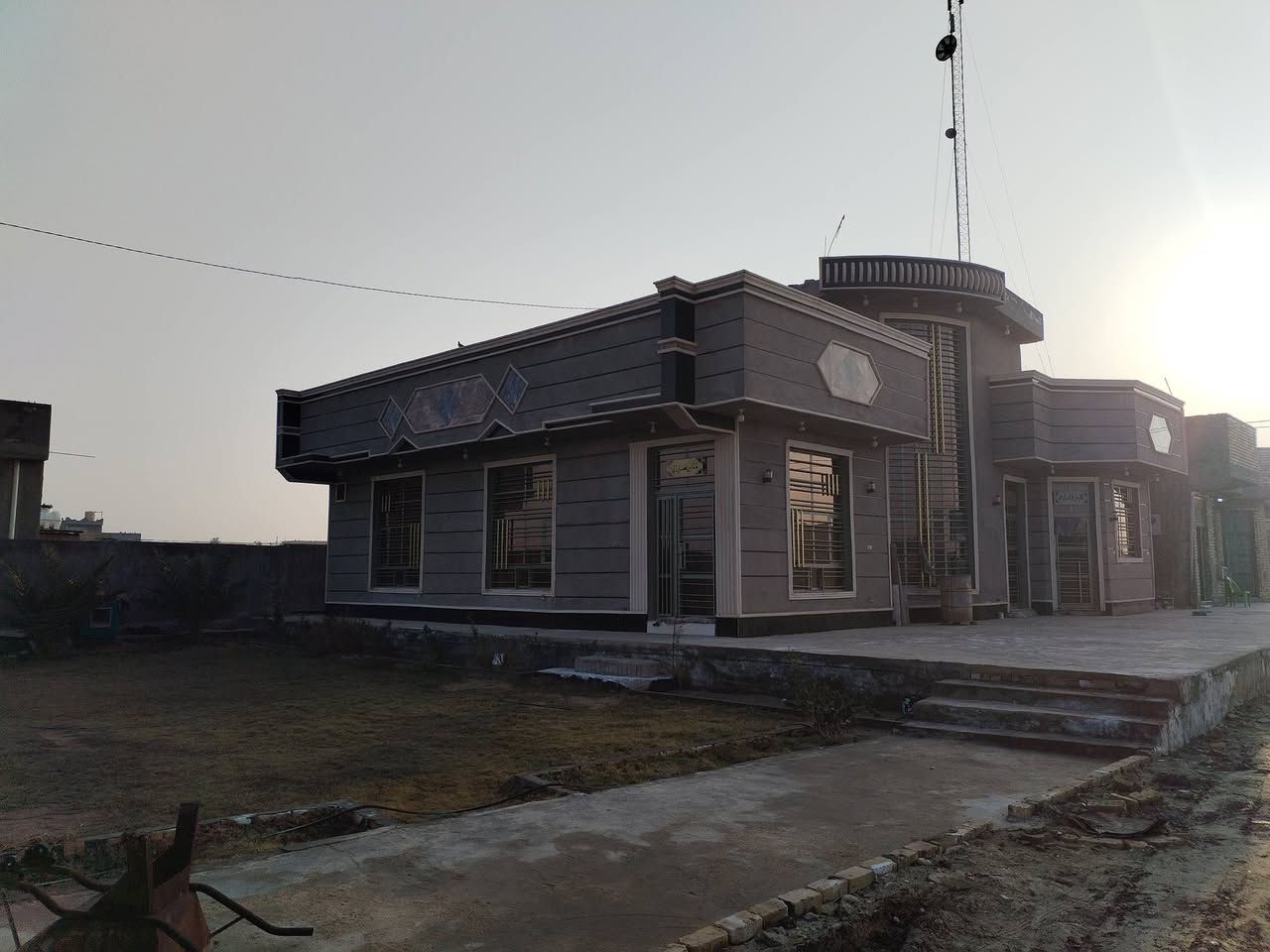 سلام عليكم بيوت لبيع بداخل دونم 2500 متر عل طريق العلويه شريفه بنت الحسن ع من جه ساده ابو خطه طابوا زراعي سند 25 كافه الخدمات متواجده فيه وايضا محلات ينشأ عليه عل شارع عام للستفسار اتصال عل رقم *********** و*********** السعر خاص
