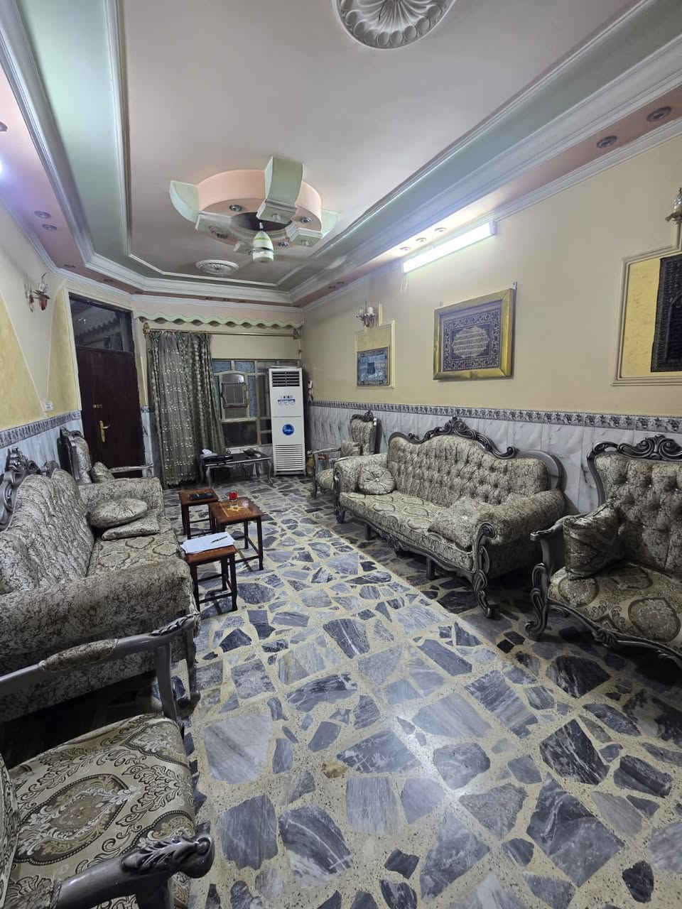 السلام عليكم،،، دار طابو صرف سكني في البلديات خلف مخازن الأسمنت سابقآ شارع مدرسة نورالاسراء الأهلية شارع 10 مساحة 150متر واجهه7ونص ونزال 20يوجد فيه4 غرف نوم وحدة بالطابق الأول وثلاثة بالطابق الثاني +حمام عدد2+منور عدد2 بيت جاهز باسمي وباسمي السعر  350مليون،،، أو لمراوس موبايل *********** ابومحمد.
