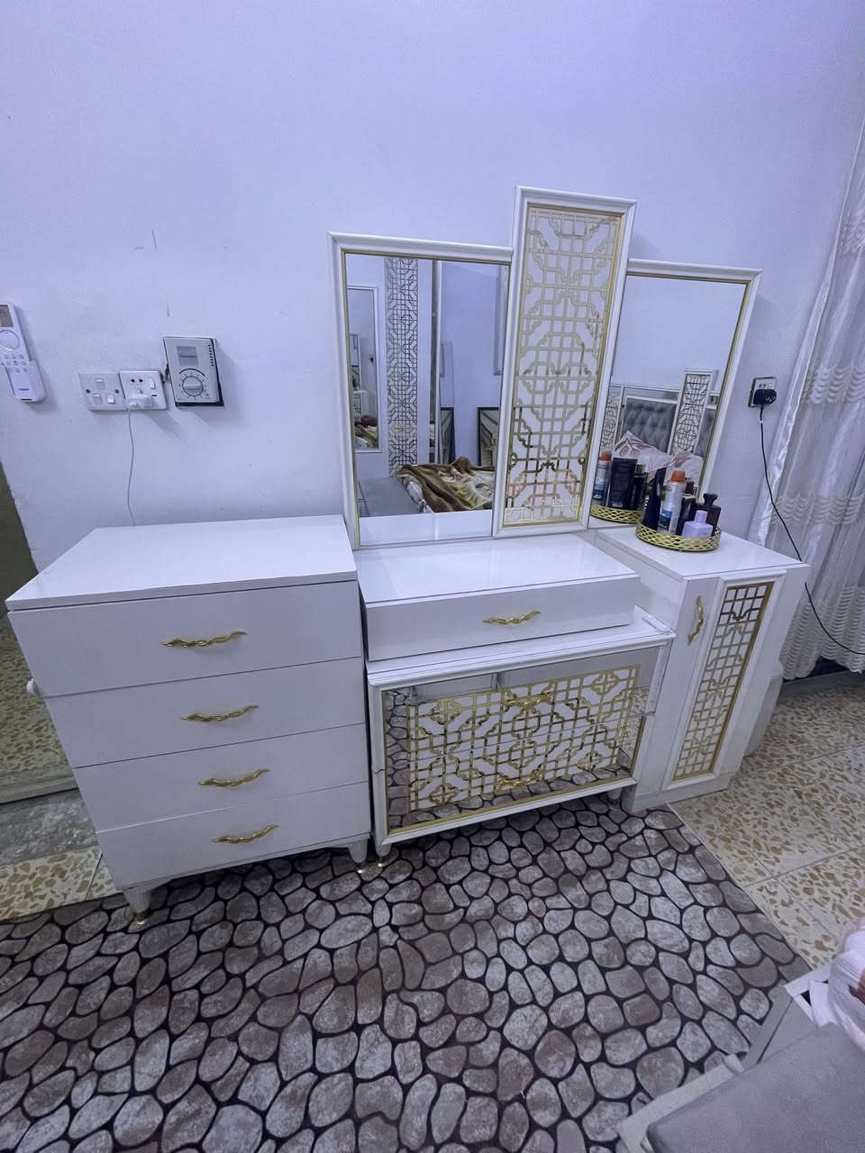 السلام عليكم غرفه اخشاب تركيه 9 قطع كنتور زاويه 8 ابواب بمليون وبيها مجال مكاني بغداد الشعله ***********
