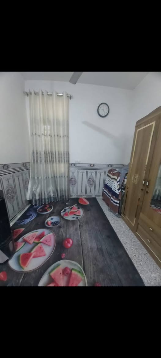 السلام عليكم 
دار للبيع  مساحة ٩٣ متر
العنوان كربلاء شارع سيدة زينب فرع اربع نهران مجاور فندق البارون 
 یبعد عن مرقد الامام العباس علیه سلام مسافة المشي ١٥٠٠متر 
 عرض الفرع ٦متر 
متكون من
استقبال 
مطبخ
صاله
غرفه
صحيات عدد٢
السعر١٧٥ وبي مجال
للاستفسار اتصل على *********** كربلاء, العراق
