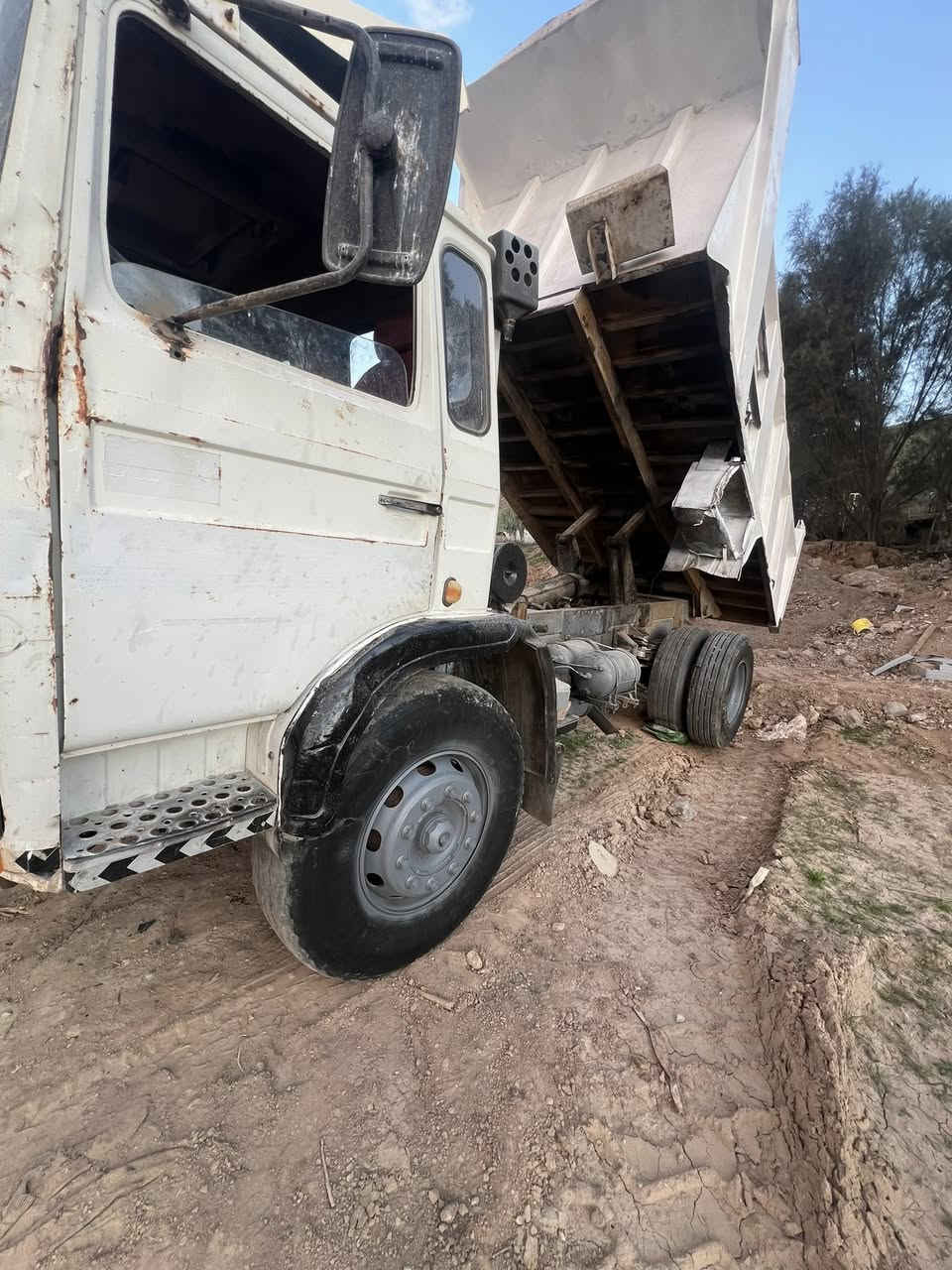 السلام عليكم قلاب ڤالڤو للبيع جاهزه للعمل رقم فحص صلاح الدين شرط تحويل صاحبها الشرعي موجود كير محرك اكسل شرط بودي مايلر جديد  جاهزه للعمل للاستفسار /***********
