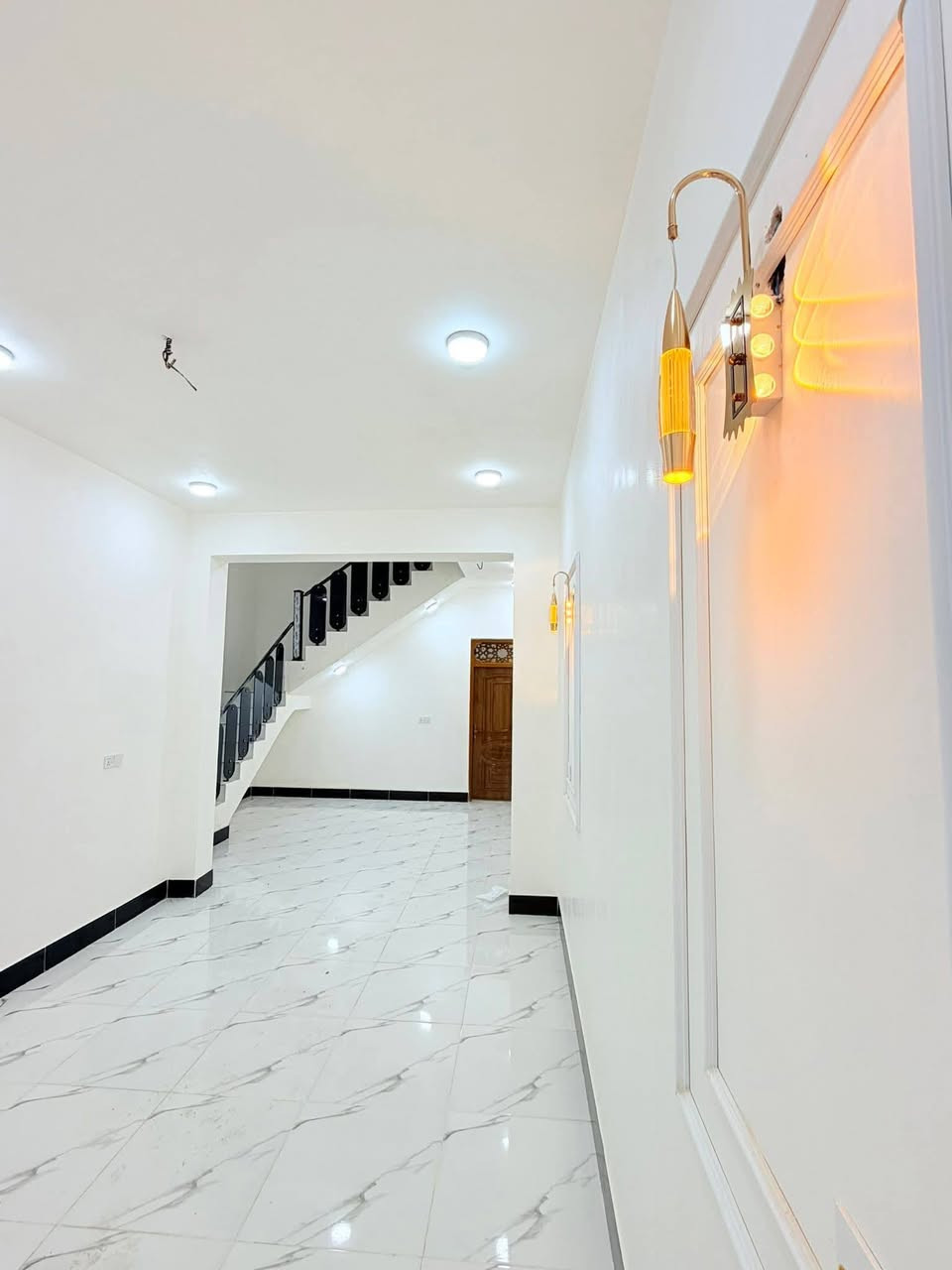 المساحه 100 متر  
💰 السعر: 48 مليون (قابل للتفاوض)
🏗️ البناء: طابوق  جمهوري
🏠 الأساس والسقف: صب كونكريت مركزي 

مواصفات البيت:
✅ غرفة نوم 1 🛏️
✅ أستقبال 
✅ صالة 🛋️
✅ مطبخ 🍽️
✅ صحيات 🚿

الخدمات المتوفرة:
🔹 ماء 💧
🔹 كهرباء ⚡
🔹 شوارع مبلطة 14 متر  🚗
🔹 مدارس قريبة 🏫
🔹أنترنيت ضوئي 
🔹 خط مولده 
📍 الموقع: النجف – حي ميسان، شارع الزوار 
خلف سكلة الكرعاوي
📜 طابو زراعي (إقرار محكمة)

📞 للتواصل: ***********

(ملاحضة ) متوفر لدينا كافة المساحات والدور  ألسكنية وعرصات 
وأراضي زراعيه
