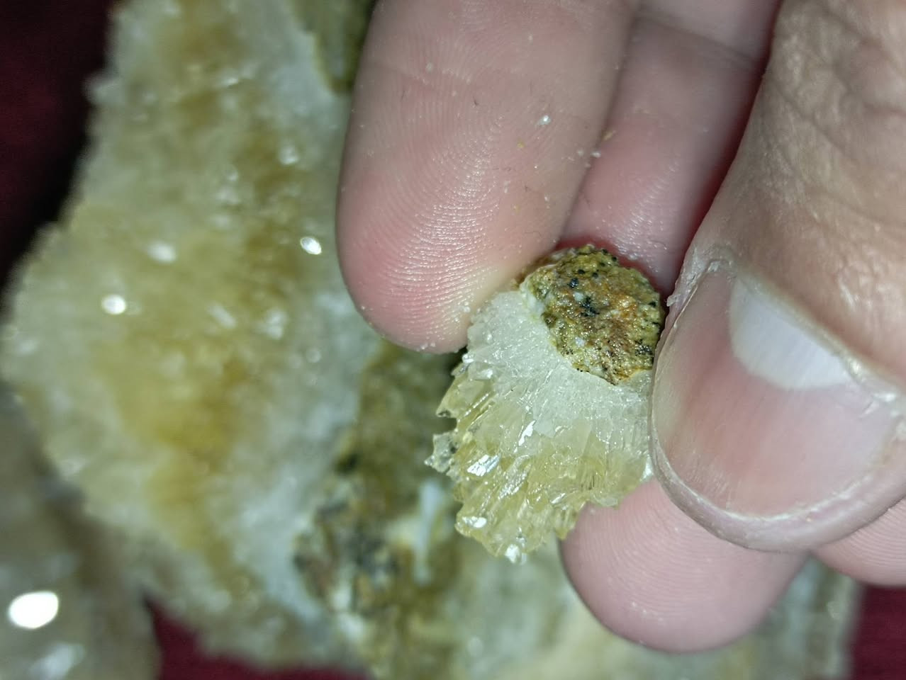 (للبيع)  حجر خام طبيعي راسلني خاص واتساب رقمي ***********
