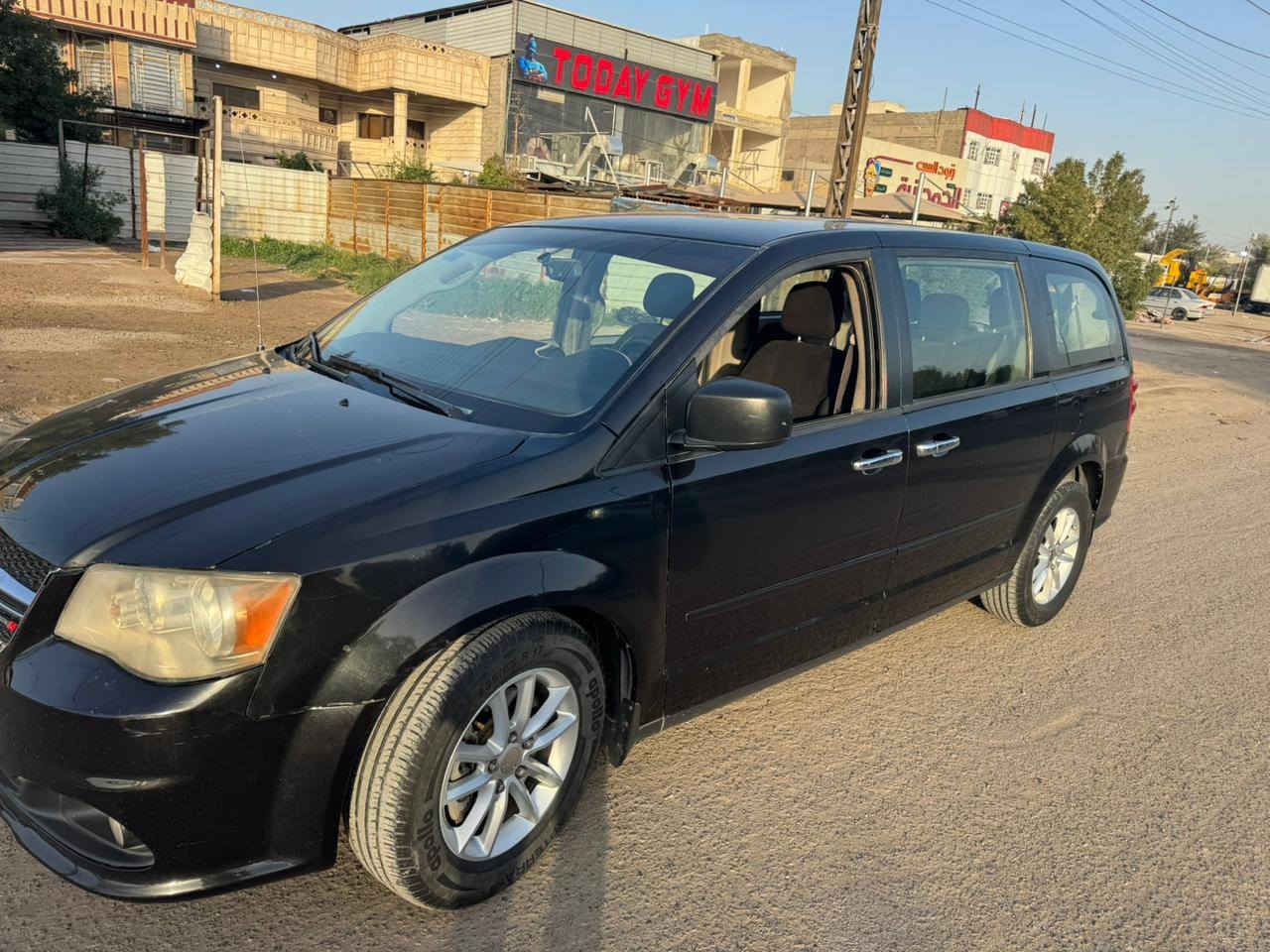 دوج كرفات 2017 للييع نضيفه بيه حادث طخه بالبنيد ومبدل بلادي والجاملغ الايمن بيه بارد  رقم ابو سياره *********** عارضها 153 بيه مجال
