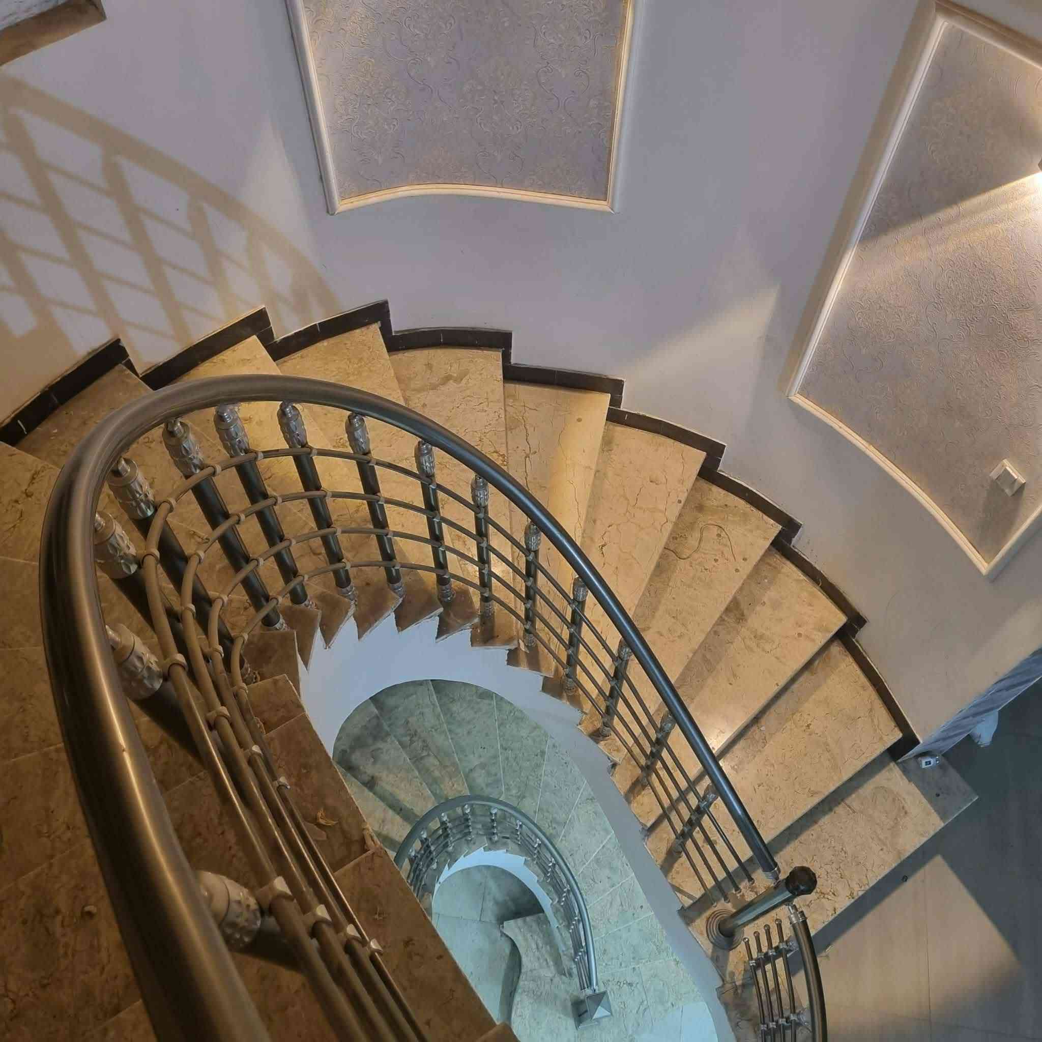 للبيع دار تجاري طابقين شارع السيد منطقة ال٣٦
(حي النفط الجديد)
مساحة ٢٢٠م
بناء سنة ٢٠٢٢
الطابق الأول يتكون من( استقبال+صالة +غرف عدد ٢ +مطبخ حار وبارد+مجمع صحيات)
الطابق الثاني (يتكون من ٤ غرف+صالة)
السعر خاص أو واتساب
العالمية للعقارات AQ
***********
***********
عنوان المكتب حي الصدر مقابل حي العمال مجاور چوادر بني حچيم
