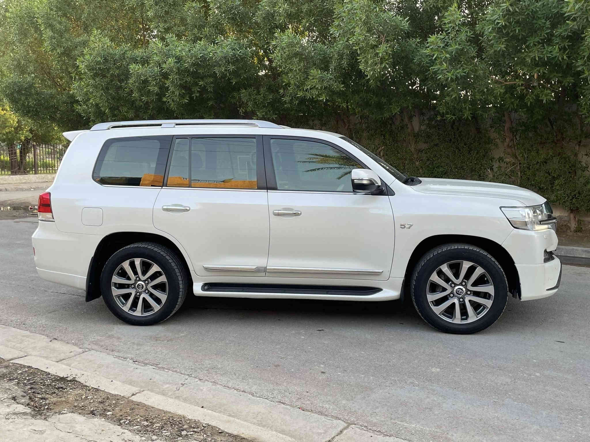 السلام عليكم عندي لاندكروز 2017  VXS ام الرادر مواصفات لكرز  السياره كفاله عامه من الصبغ والضربه والتبديل ماشي 86 الف رقم بغداد بااسمي تحويل ثاني يوم 
محرك 8 سلندر 5700
جكات
بصمات
جنطه كهرباء
3 شاشات
فتحه
تشغيل عن بعد
مقاعد خزن ميموري
محيتاج اذكر الباقي هي لكرز مواصفات
مكاني بغداد الرصااااافه
السسسسسعر 535$
للاتصال
***********
