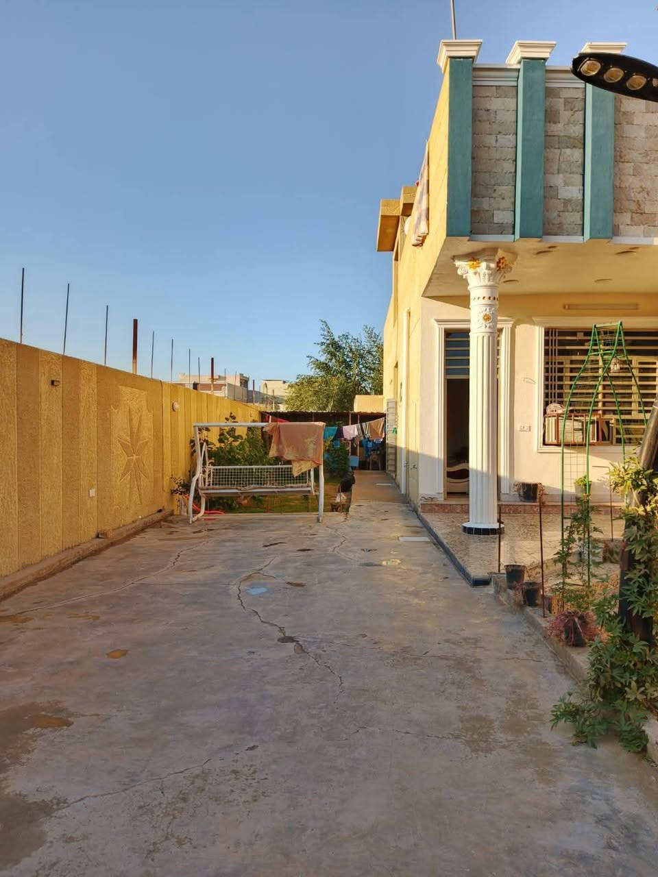 دار للبيع المساحة الكلية مع الشارع 625 متر صافي الأرض من عدة الشارع 525 متر بيت 220 متر وباقي حديقة امامية وحديقة بجانب البيت عل شكل قطعة واجهة 5 آلة ربع ولبيت واجهتة 10 وربع واجهت الأرض الكلي 15 آلة عشرة العنوان الشعلة الدوانم شارع البلوك بل فرع الي مقابيل البنزين خانة المتروكة  واجهة 14 و90 والنزال 35 و 50 صافي من غير الشارع 4 غرف نوم ستقبال وهول ومطبغ وترك على عرض البيت بي مطبخ حار *********** كورك بي وتساب ***********
