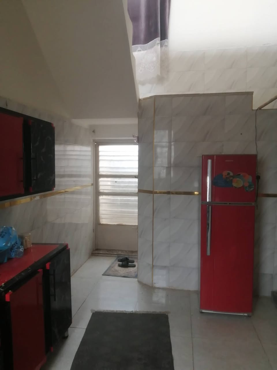 بيت 100 متر طابقين للبيع بناء جديد  التقية ع الشارع العام مقابل بانزين خانة عبد الأمير عبيس السعر ***********
