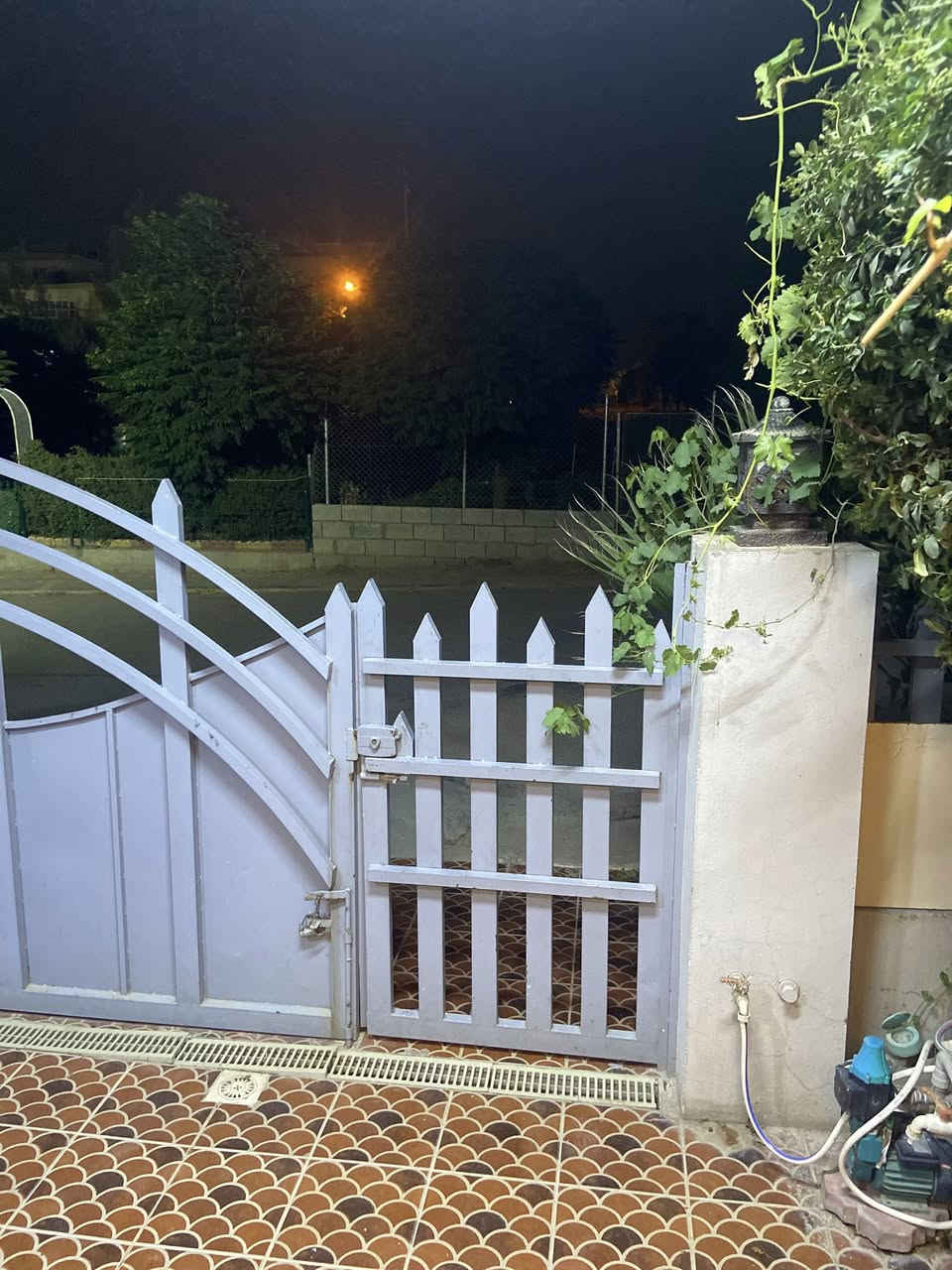 بيت للبيع بمحافظة
السليمانية
 مساحة(٢٠٠)م، بيت مولك(تابو) 
كامل مواصفات
امامه الحديقة 

مواصفات بيت (نظام تدفئة المركزية-نضام تبريد المركزي -نظام الكاميرات-السقوف الطابق اولال المغربي ، تخزين الكهرباء- الكهرباء ٢٤ الساعة)
بيت طابقين نفس الخريطة يتكون من (الفرفة الاستقبال-المطبخ و الغرفة الگعدة المشتركة-غرفتين النوم-المطبخ الحار - المشتملات - الحديقة الصغيرة )

مكانه بيت (قريب عل مدارس (الحكومية + الاهلية-مسجد-الاسواق- قاعة الرشاقة- الدائرة المياه -الشارع العام -مركز الشرطة -الصالون- الملعب )

السليمانية- الحي تافكة
***********
