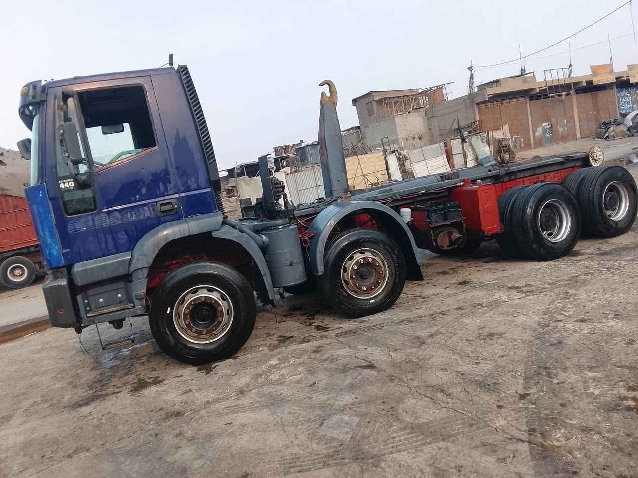 سلام عليكم للبيع افيكو قلاب موديل 2004 عقرب بلادي سيارة جاهزه للعمل مربوط عليه جهاز رفع حاويات رقم بصرة الماني للاستفسار أكثر ***********
