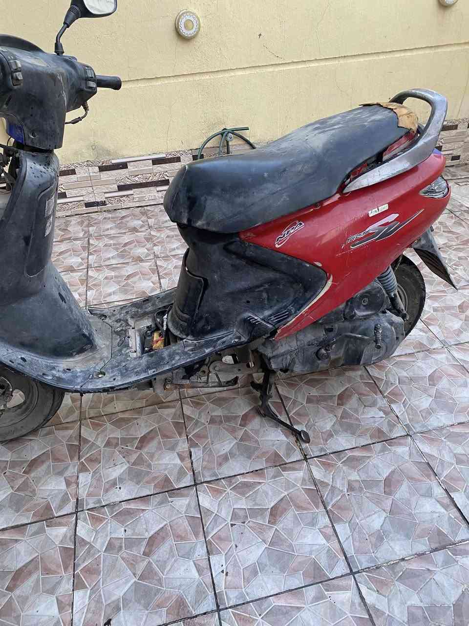 فراشه نثيه كلشي شغال مكينه ناعمه تجفيت جديد كهربائيات كله شغاله نقص باتري وصالنصه مزروفه ووجه سعره 250 مكاني محموديه ***********
