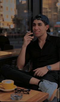 ساعة أنيقة للبيع، تبدو جديدة تماماً وتأتي بلون كلاسيكي جميل يناسب كل ا...