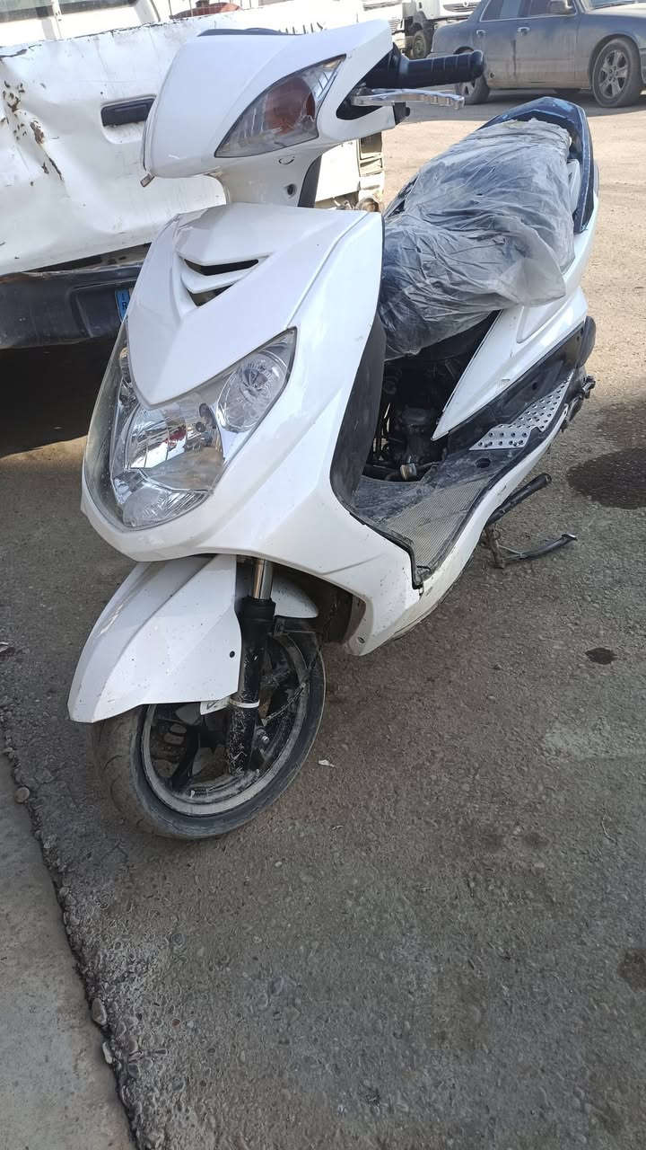 سكنس للبيع دراجه نضيفه نقصها بس شخاطه مكانها بغداد المحموديه *********** شراي اتصل
