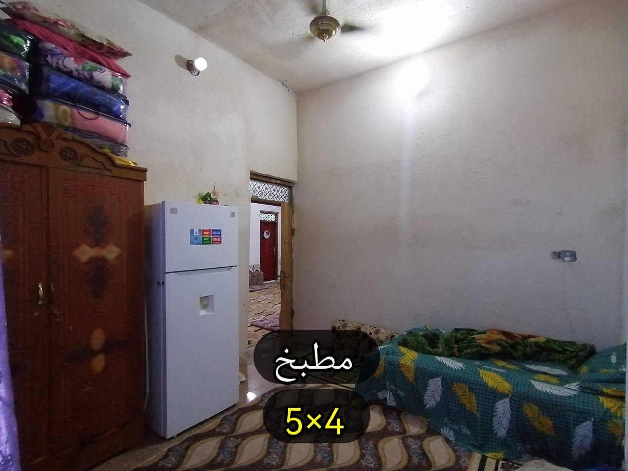 بيت زراعي مساحه 250 م مرتب و نظيف ركن على شارعين الرئيسي 20 م و الفرعي 15م
حي الصحفيين قرب السجن الاصلاحي نزلة شيخ الزرگان الشارع الرئيسي كافة الخدمات ماء مجاري كهرباء مولد سحب انترنت صالونات نسائي ورجالي مجمعات غذائيه و صيدلية ومضمد مخبز بيع دجاج واسماك كل شيء متوفر بالمنطقة
 
بلوك عگاده رباط ارضي و شبابيك 
يحتوي على 
مطبخ 4×4 
استقبال 9×4
صاله 13×4
 و غرف نوم 4×5 عدد 2 وغرفة أطفال 4×3 
صحيات داخليه و خارجية
ارتفاع السقف 4 م 
ترك خلفي 1م 
السعر 110  بيه مجال قليل كلش
للاستفسار ***********
