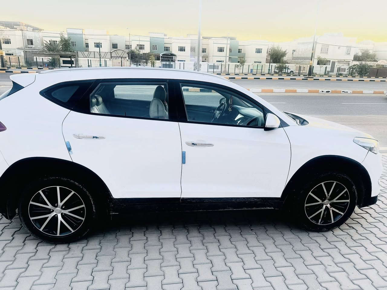 � للبيع هيونداي توسان 2017
السيارة مكفولة من أي ضربة، فحص كامل ومضمون.

🔹 الموديل: 2017

🔹 الأوراق: أصوليات كاملة + تسجيل نظامي

🔹 الحالة: نظيفة جدًا، استعمال شخصي

🔹 المكينة والكير: مكفولات 100%

🔹 التبريد: بارد جدًا (ثلاجة مو سيارة)

🔹 الجاملغ: نظيف، بيه بارد قليل ما مبين اصلا بصوب السايق فقط

🔹 التايرات: جديدة

🔹 الحدادية: جديدة

🔹 الدواخل: نظيفة ومرتبة

🔹 السيارة ما محتاجة شي غير تركب وتمشي

💰 السعر 185$ قابل للنقاش

المكان النجف الاشرف 

📞 التواصل خاص أو اتصال

‭٠٧٨٨ ٢٩٤ ٦٣٥٨
