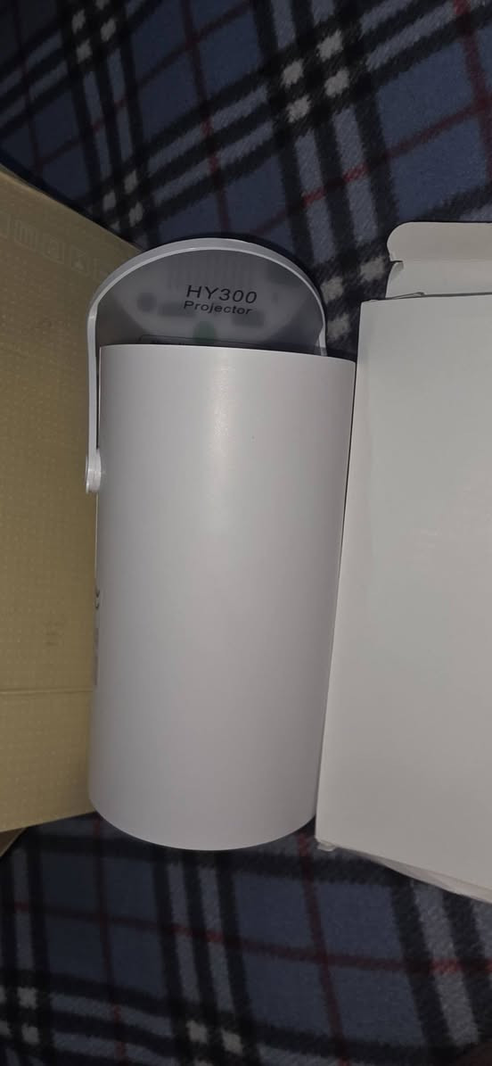 هذا الجهاز هو جهاز عرض صغير محمول (Mini Projector) من طراز HY300.
دعم الدقة: يدعم العرض بدقة 4K و 1080P. 
الاتصال: يحتوي على منفذ HDMI ومنفذ USB ومنفذ صوت، ويدعم واي فاي (WiFi) وبلوتوث (Bluetooth). 
الميزات: يتميز بتصحيح تلقائي للانحراف وتصميم دائري قابل للتدوير 180 درجة. 
السعر 45 مع توصيل


**إذا كنت صاحب هذا الإعلان وتريد حذفه لأي سبب، رجاءا أرسل رسالة إلى الدعم الفني**